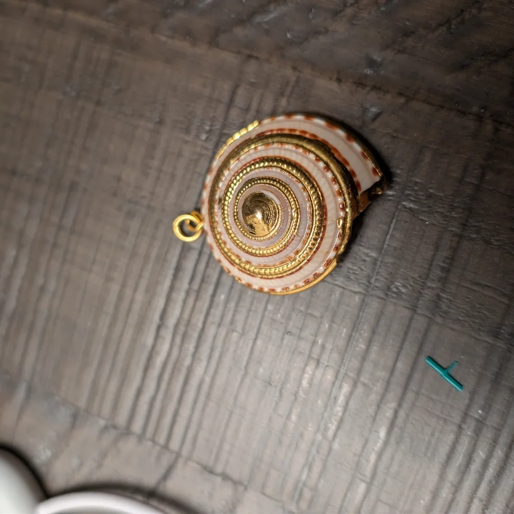 Vintage Gold Tone and Cream/Brown Seashell Pendant